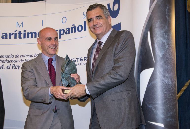 El presidente de Baleària, Adolfo Utor recogiendo el Premio a la Tecnología e Innovación del Clúster Marítimo Español.