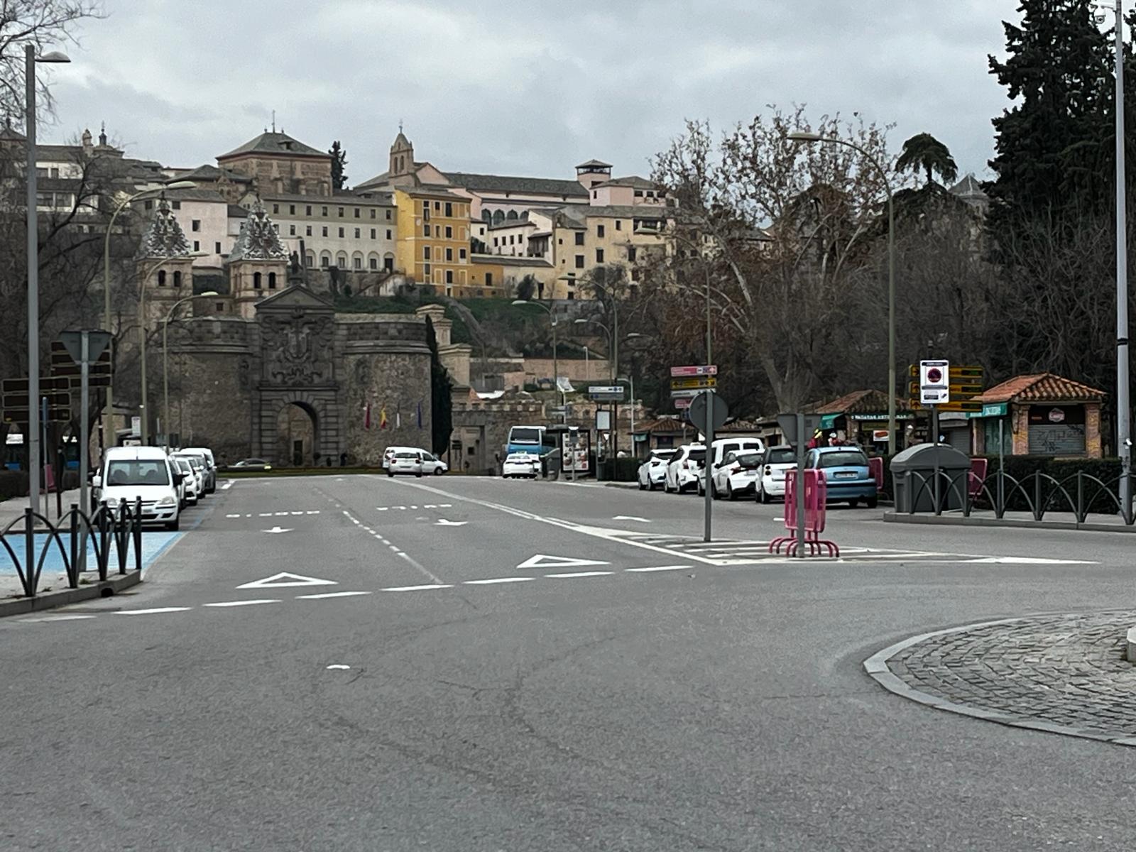 Imagen de la carretera que cruza entre el parque de Sisebuto y el parque de la Vega de Toledo