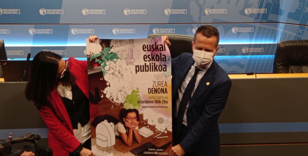 El consejero de educación, Jokin Bildarratz, presenta el cartel de la campaña de prematriculación que arranca el 18 de enero