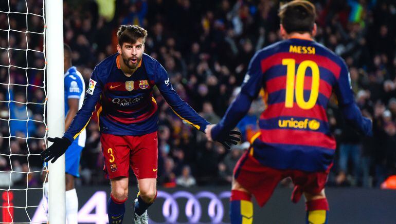 Messi y Piqué celebran el tercer gol del Barça 