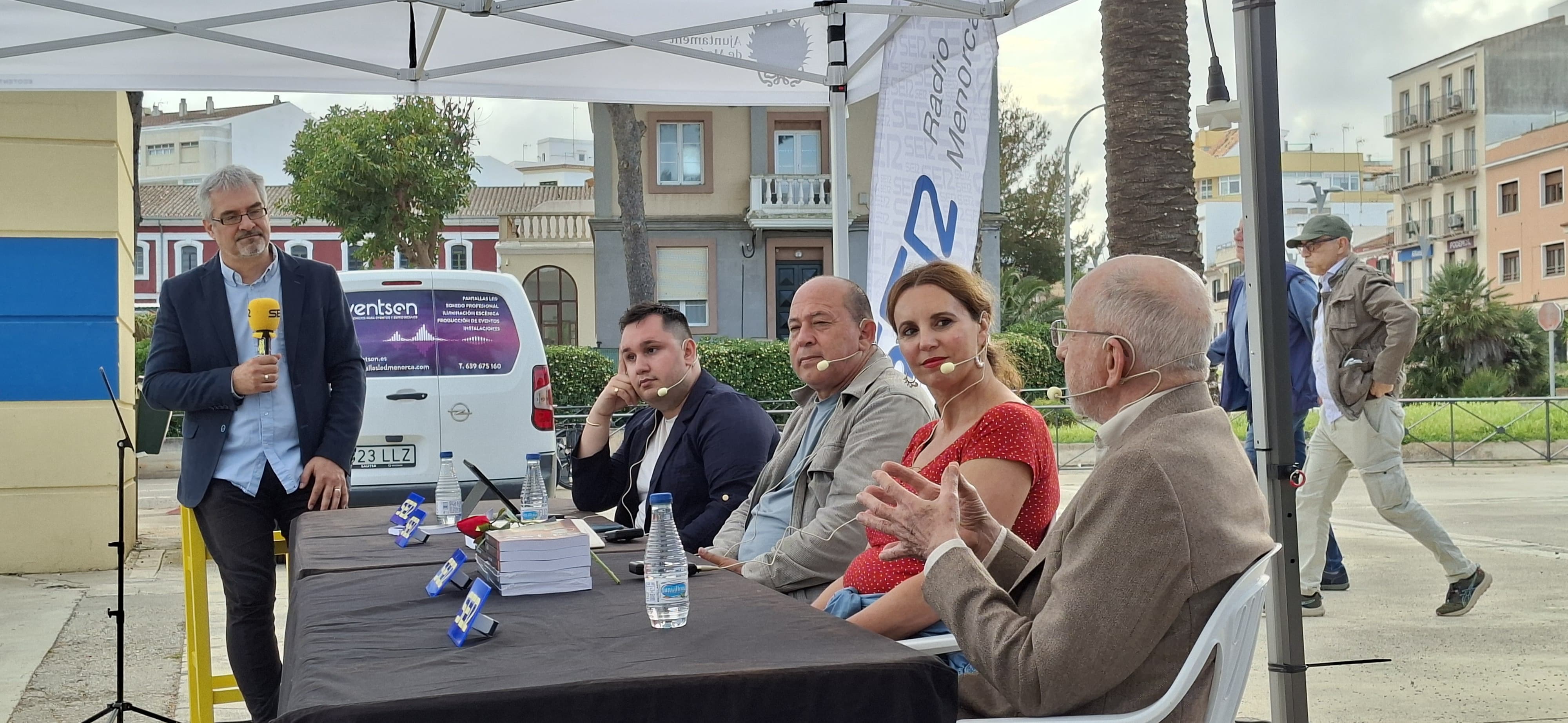 Plaça Esplanada de Maó. De dreta a esquerra; Josep Maria Quintana, Ana Gomila, Marc Moll i Javier Caldentey. Modera Lluís Soler