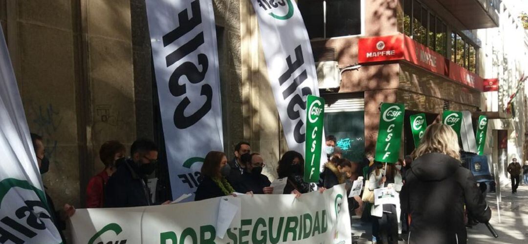 CSIF se concentra a las puertas de la delegación del Gobierno Andaluz en Jaén.