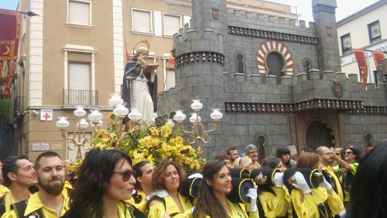 Traslado de San Antón por los festeros de la comparsa de Piratas 