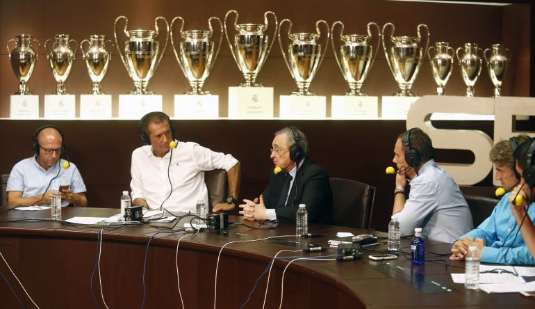 Florentino Pérez comparece en El Larguero atendiendo a las preguntas de Manu Carreño, Jesús Gallego, Antonio Romero, Javier Herráez y Mario Torrejón