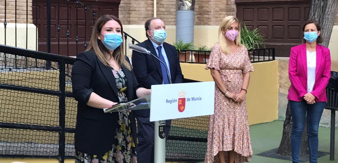 La consejera de Educación, Esperanza Moreno, durante su comparecencia ante la prensa en el colegio Cierva Peñafiel de Murcia