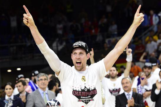 Real Madrid&#039;s Italian forward Andres Nocioni celebrates after winning the Euroleague Final Four basketball final against Olympiacos Pireus at the Palacio de los Deportes in Madrid on May 17, 2015. AFP PHOTO / JAVIER SORIANO