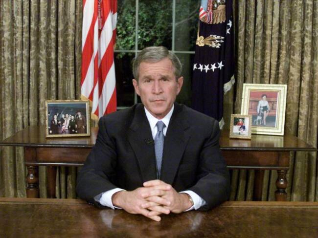 Bush dirige un mensaje a la nación tras los atentados de las Torres Gemelas.