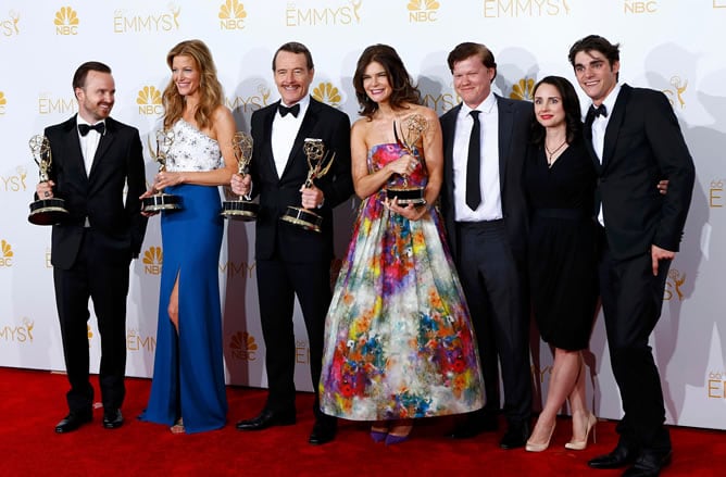 El reparto de &#039;Breaking Bad&#039;, serie triunfadora en los Emmys 2014, posa con sus premios.