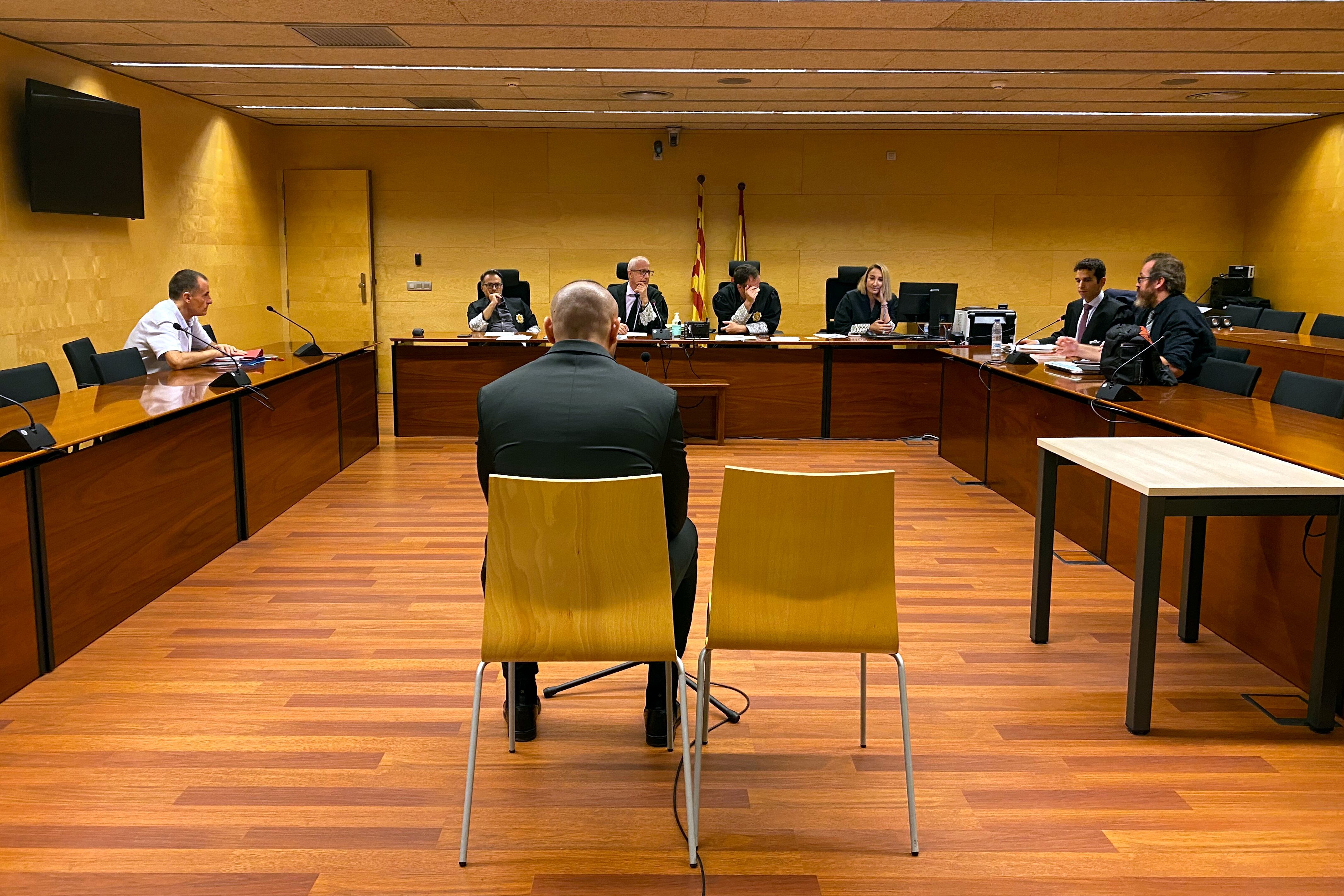 D'esquenes, l'acusat de violació, maltractament i vexacions injustes per uns fets a Blanes