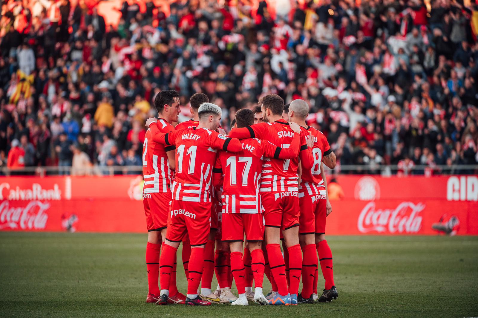 La pinya dels jugadors del Girona FC després de l'1-0 de Borja Garcia.