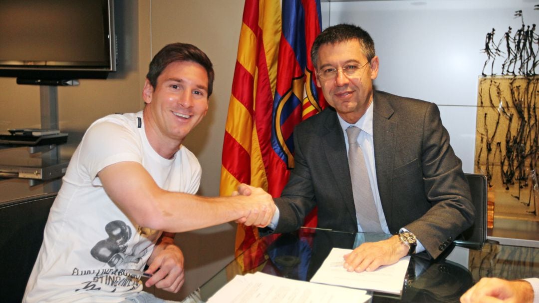 Leo Messi y Bartomeu firman el último contrato