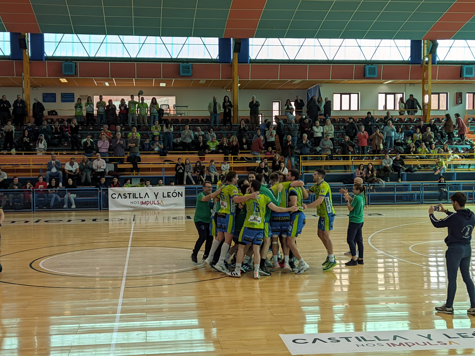 Celebración del Balonmano Zamora tras el triunfo frente a Ikasa