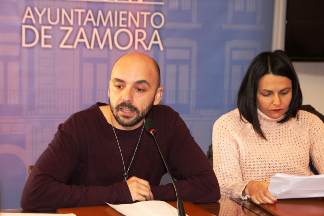 Los concejales de deportes, Manuel Alexander Alonso, y cultura, Mª Eugenia Cabezas, durante la rueda de prensa de la junta de gobierno local