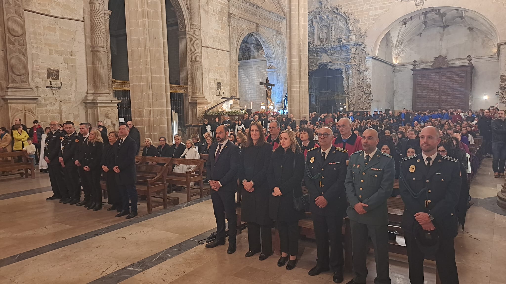 Numeroso público en la Catedral de Barbastro participaba en el acto de Oración. Foto: Ayto Barbastro