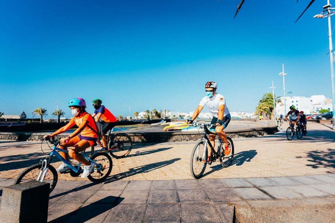 Varios de los participantes en la ruta ciclista a su paso por el Charco de San GInés.