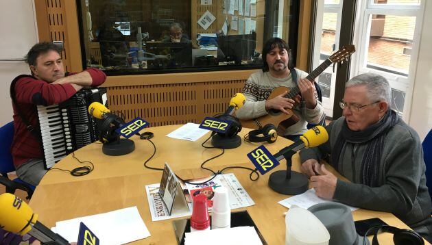 Joaquín Contreras junto a varios miembros de los &#039;Viakingos&#039; en los estudios de Radio Murcia