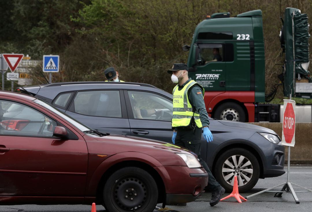 La Guardia Civil realiza un control durante el confinamiento por el coronavirus