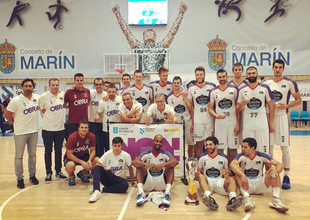 La plantilla del Monbus Obradoiro, con el trofeo conquistado en Marín