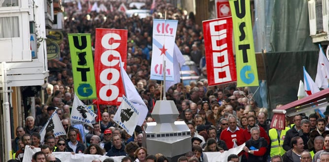 Miles de personas han participado hoy en Ferrol en una gran movilización en defensa del sector naval y para reclamar carga de trabajo para los astilleros de la ría, bajo el lema &quot;Ferrolterra exige solución. Carga de trabajo ya&quot;.