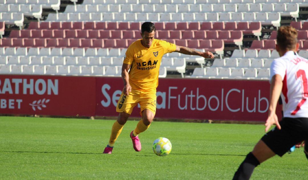 Vicente Romero con el balón