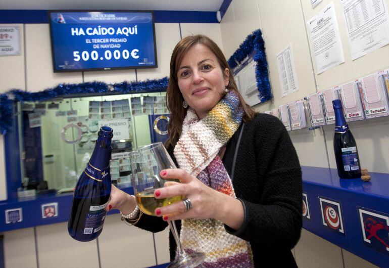 La lotera de la calle Rey Daviña de Villagarcía, que ha repartido unos décimos del tercer premio de la lotería nacional, celebra con espumoso albariño en premio.