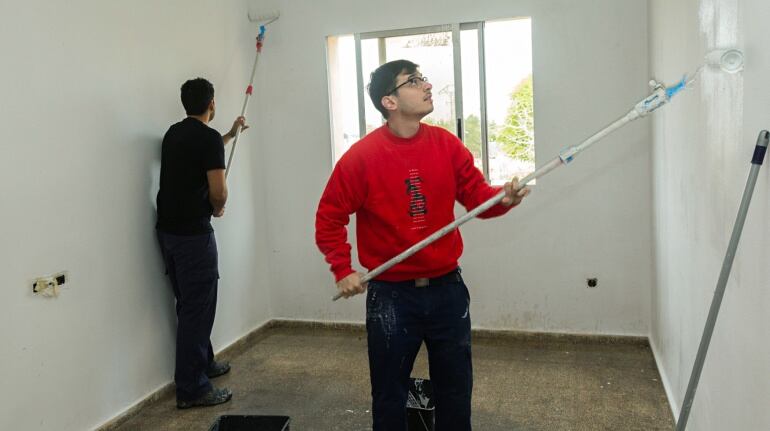 Imagen de los voluntarios trabajando en la reforma