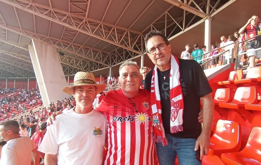 Manuel Torres Cano, con la camiseta del Almería y dos compañeros de grada, en el centro de la imagen.