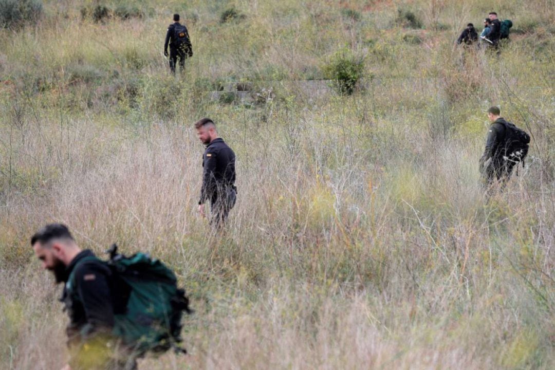  La Guardia Civil prosigue la búsqueda de la joven Marta Calvo, desaparecida desde el pasado 7 de noviembre, en la zona comprendida entre Manuel y L&#039;Olleria, en el interior de Valencia. En la imagen, varios miembros de la Guardia Civil participan en las batida en los alrededores de la localidad valenciana de Manuel