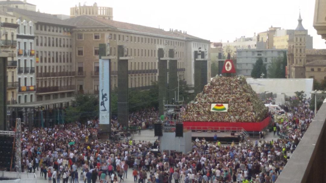 Imagen de la plaza del Pilar durante la Ofrenda de Flores de 2018 desde el balcón del Ayuntamiento de Zaragoza