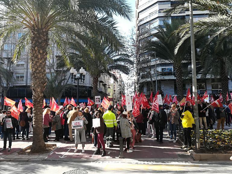 UGT y CCOO frente a la sede del Consell en Alicante 