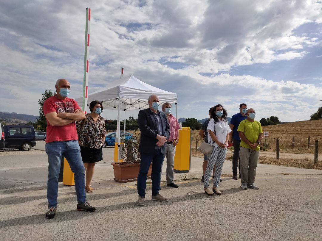 El consero Aierdi y los alcaldes de la zona, en la presentación de las medidas para controlar el aforo.