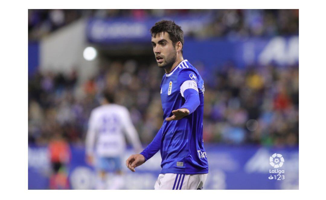 Diegui luciendo el brazalete de capitán en un partido frente al Zaragoza