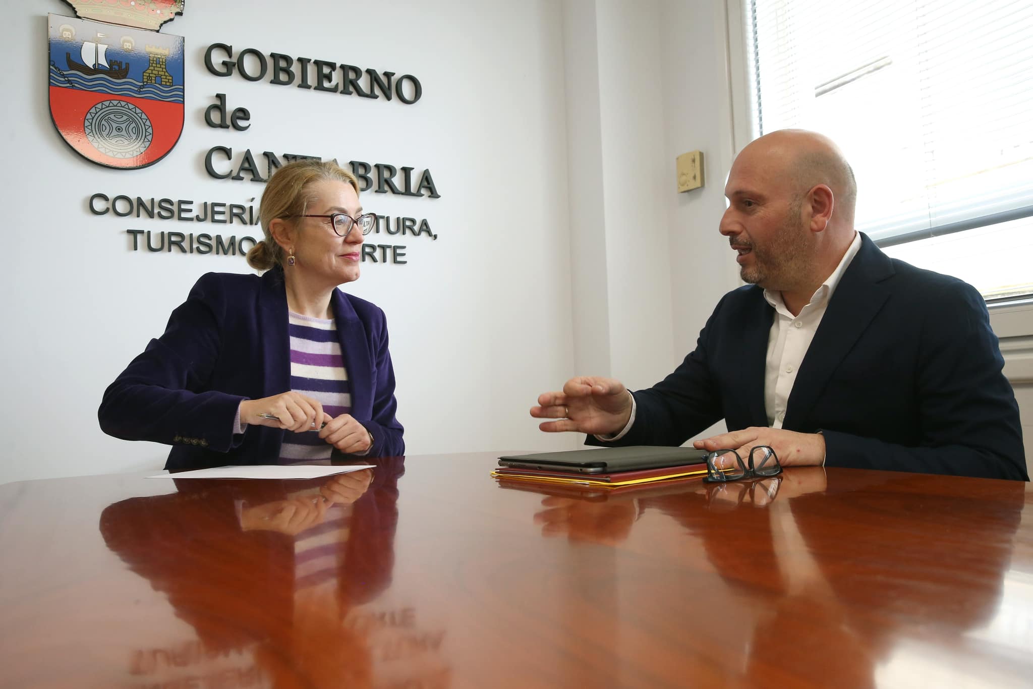 La consejera de Cultura, Turismo y Deporte, Eva Guillermina Fernández, se reúne con el alcalde de Laredo.