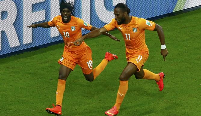 Gervinho celebra con Drogba el gol