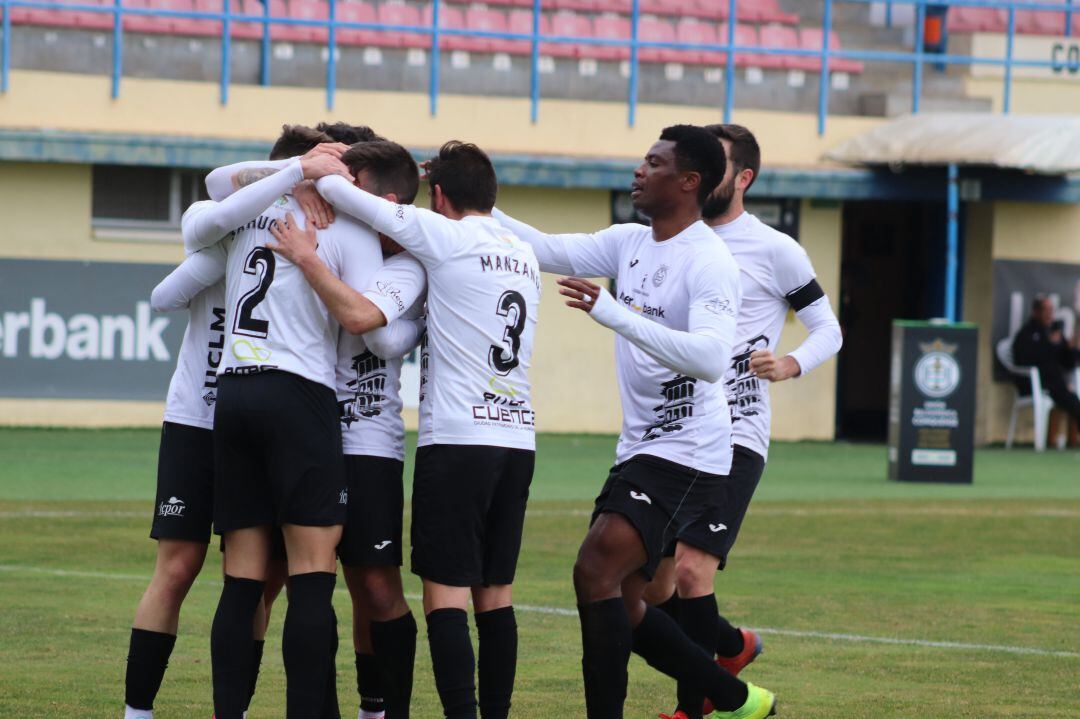 Jugadores del Conquense celebran un gol en La Fuensanta