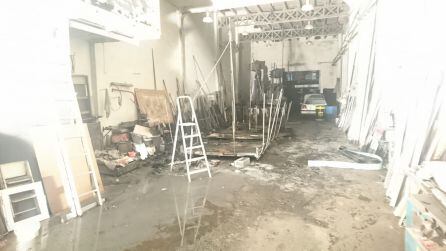 Interior del local con el material de fallas quemado