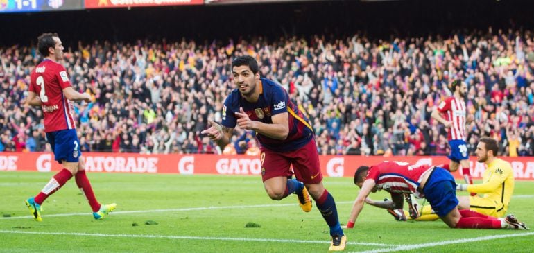 Luis Suárez celebra un gol ante el Atlético de Madrid