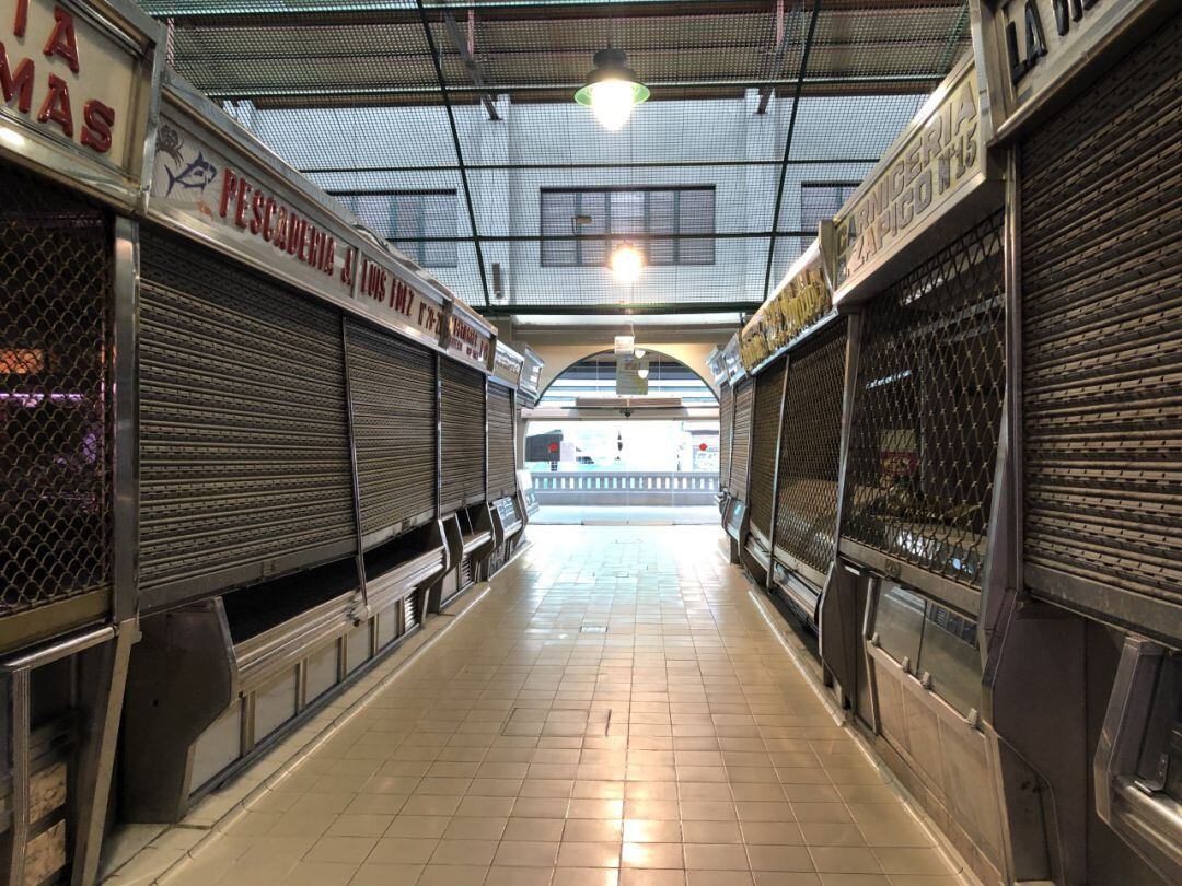 Puestos con la trapa cerrada en el Mercado del Conde Luna