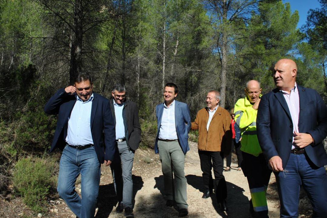 El consejero, Francisco Martínez Arroyo, durante su visita a la Reserva Natural de las Hoces del Cabriel. 