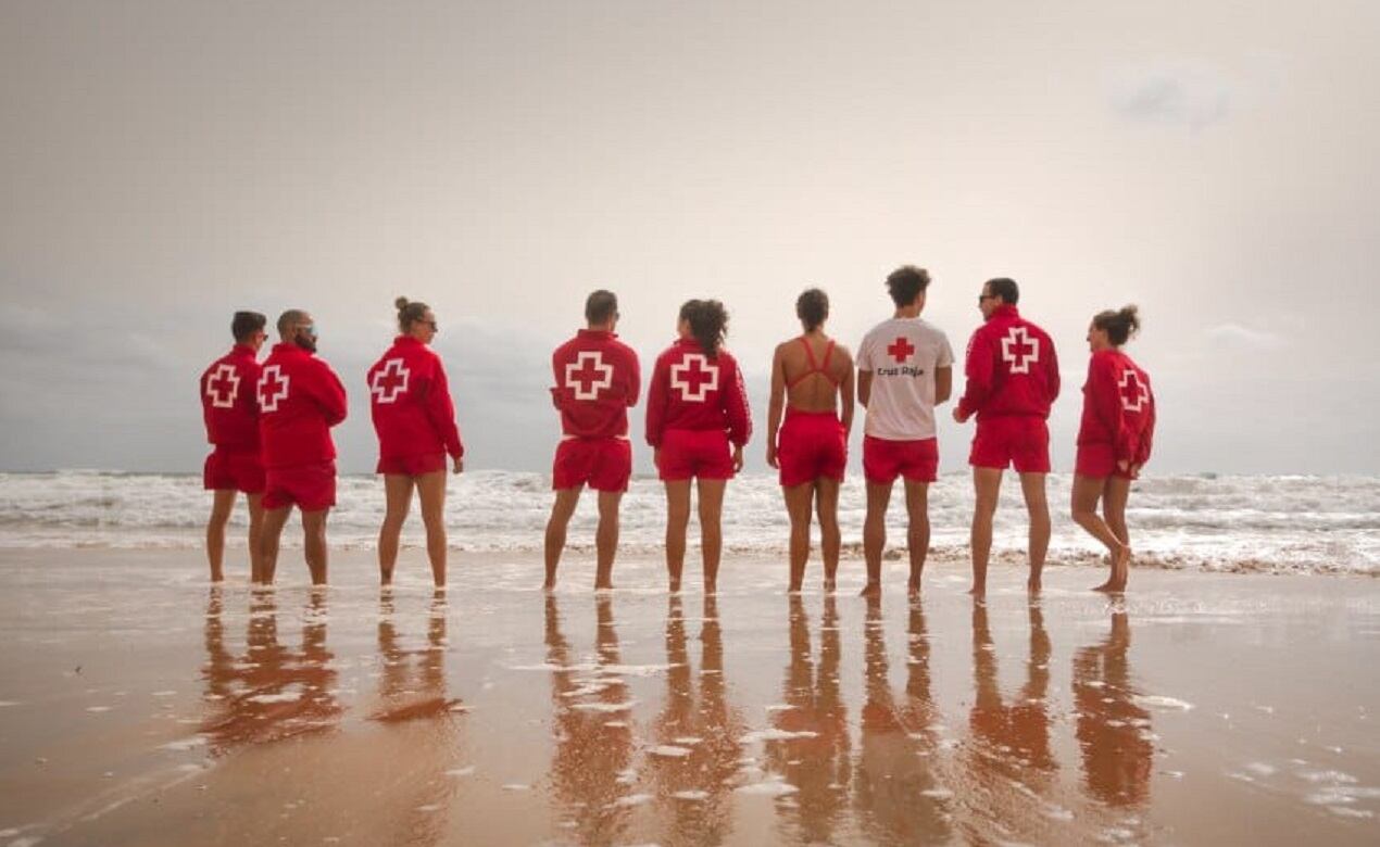 Socorristas de Cruz Roja en la playa