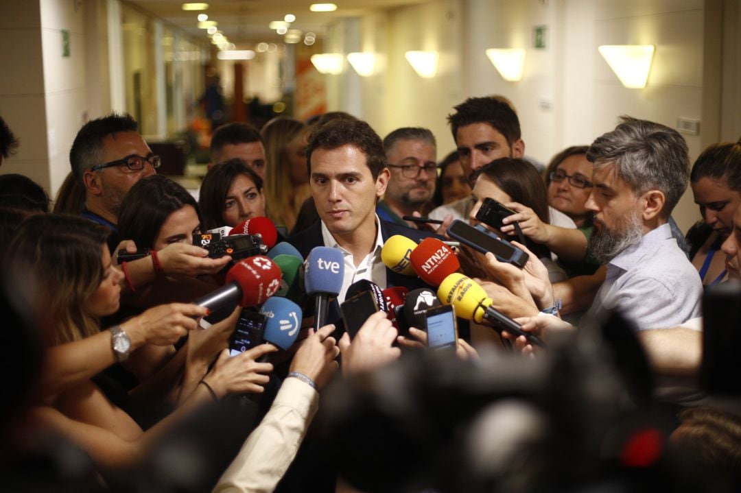 El líder de Ciudadanos, Albert Rivera, ha rechazado este martes volverse a reunir con Pedro Sánchez porque no tiene nada más que hablar con el presidente del Gobierno en funciones y candidato del PSOE a la investidura, Pedro Sánchez. Asimismo, lo ha urgido a negociar con &quot;sus socios&quot;, Unidas Podemos y los partidos nacionalistas. 
 EDUARDO PARRA  EUROPA PRESS
 