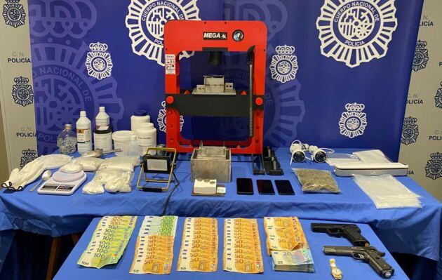 Imagen del material y el dinero que ha sido intervenido en la operación