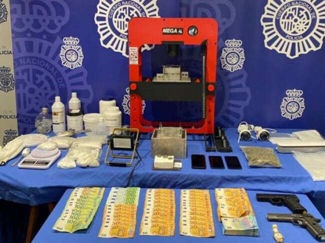 Imagen del material y el dinero que ha sido intervenido en la operación