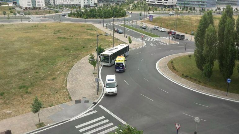 El autobús urbano accidentado en las inmediaciones de la calle Teresa de Calcuta