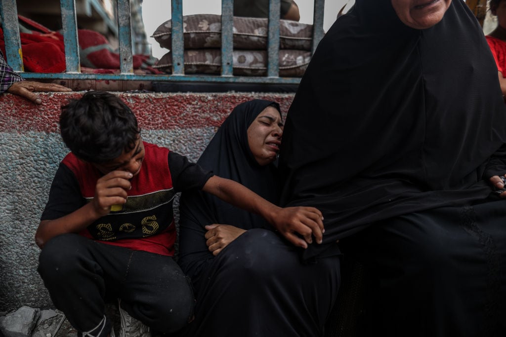 Ataque israelí en una escuela de la Agencia de la ONU para los Refugiados Palestinos (UNRWA) que albergaba personas desplazadas en el campo de refugiados de Nuseirat