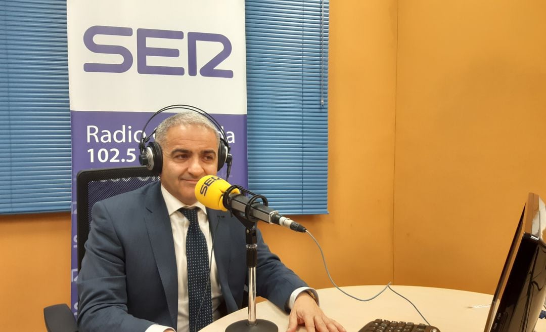 Antonio Jesús Castillo, delegado de Educación en Granada, en los estudios de Radio Granada