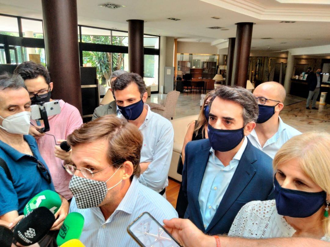 Martínez Almeida junto a Antonio Saldaña y García Pelayo en Jerez