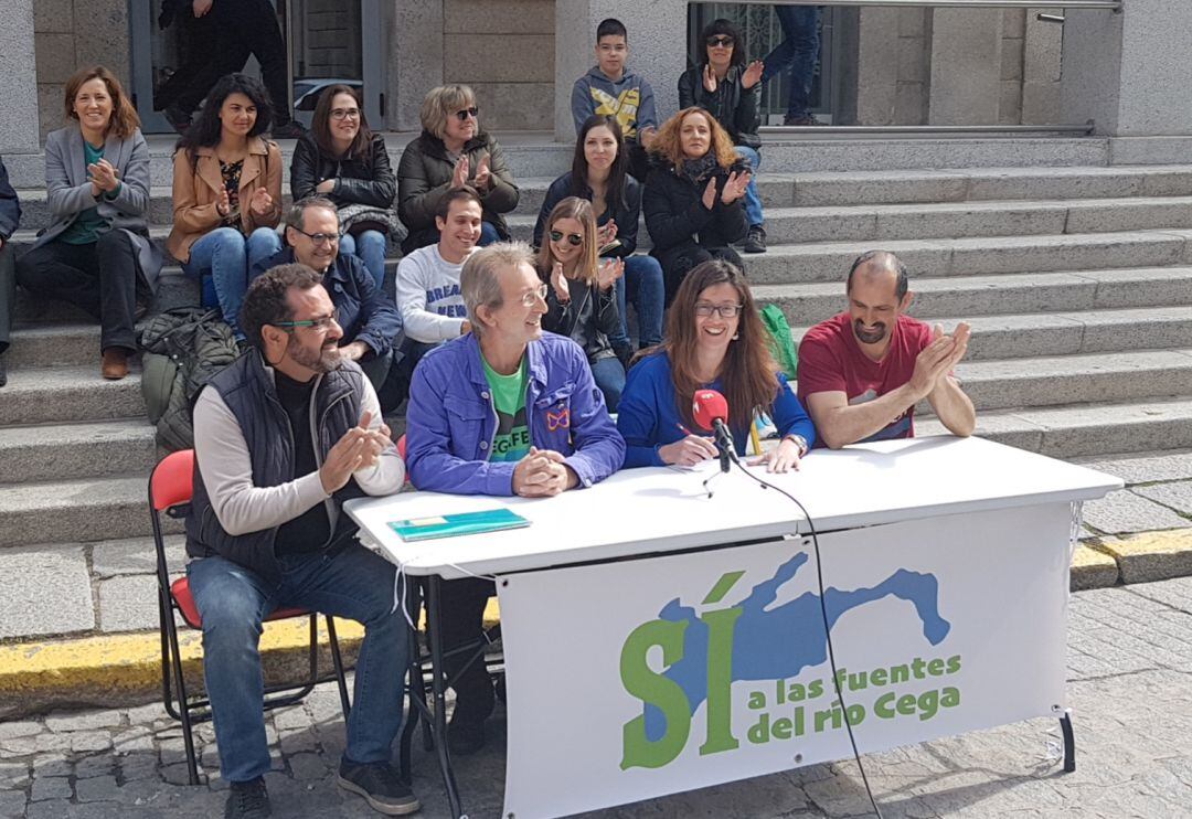 La Plataforma &quot;Sí a las puertas del Cega&quot; durante su comparecencia reivindicativa a las puertas de la Subdelegación del Gobierno 