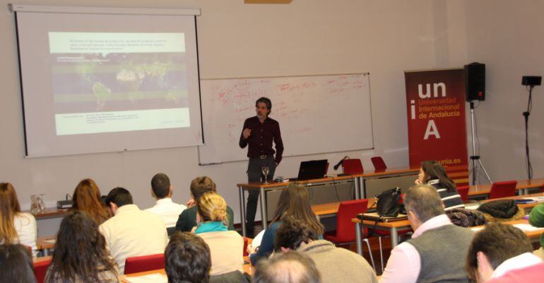 Un profesor ofrece una clase del Máster de Administración de empresas oleícolas.