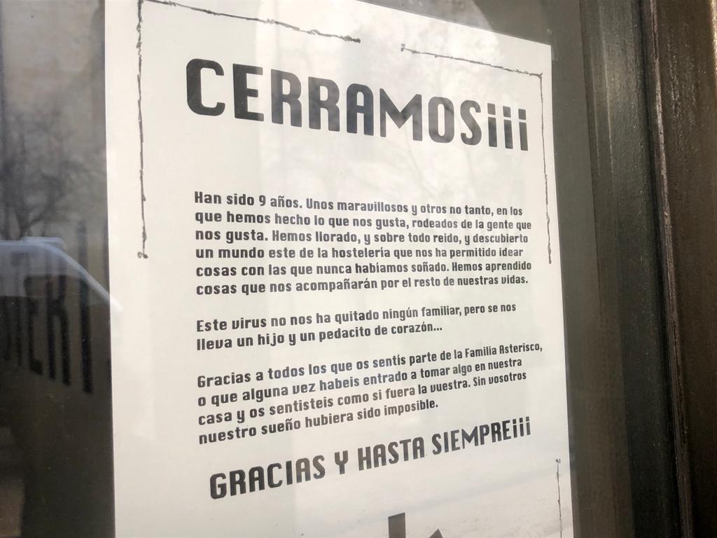 Mensaje de despedida del bar Asterisco en la calle Portales